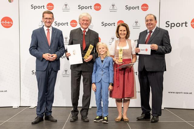Wirtschafts- und Sport-Landesrat Markus Achleitner sowie Präsident Konsulent Erich Haider, aktuell Vorsitzender der Landessportorganisation, zeichneten zahlreiche Sport-Persönlichkeiten mit dem Landes-Sportehrenzeichen in Gold aus. Aus den Bezirken Steyr und Steyr-Land u.a. Josef Frech (am Bild mit Enkerl Lukas; Sportunion Reitclub Waldneukirchen) und Gabriele Mayrhofer, (Turnverein Steyr 1861).


 | Foto: Margot Haag