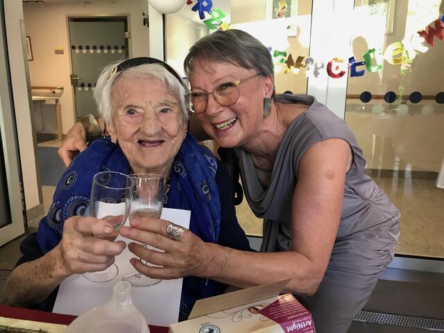 Jubilarin Emma Wenda mit ihrer Nichte Renate Schilhan-Polleres. | Foto: Häuser zum Leben