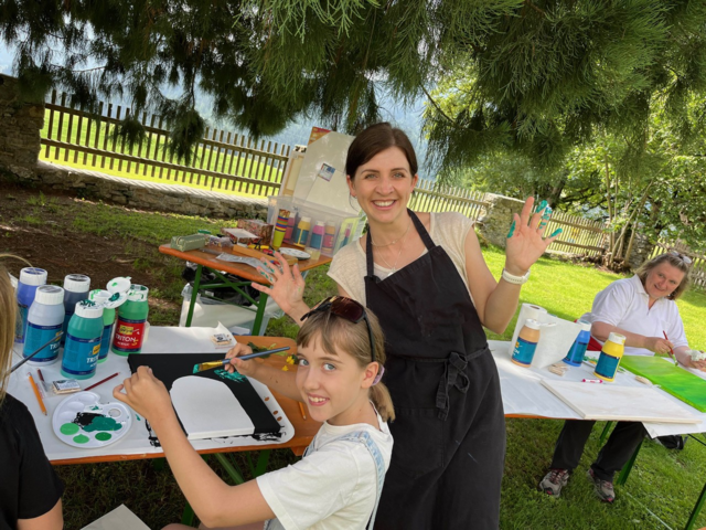 Die Künstlerin Elke Huber bietet diesen Sommer eine Vielzahl an Malworkshops im Ennspongau an. | Foto: Atelier Elke Huber