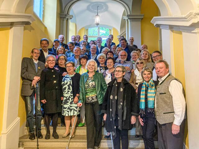 50-jähriges Maturatreffen von Absolventen des BG/BRG Leibnitz: Gruppenbild auf der Feststiege in Laubegg | Foto: Ackerl