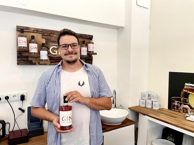 Wolfgang Aschenbrenner ist der Gründer von Ashburner's Premium Gin am Vorgartenmarkt 13. | Foto: Marlene Graupner/MeinBezirk