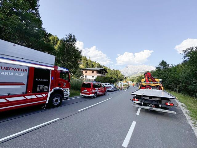 Während der Unfallaufnahme war die Hochkönigstraße auf Höhe der Unfallstelle für den gesamten Verkehr gesperrt. | Foto: Freiwillige Feuerwehr Maria Alm