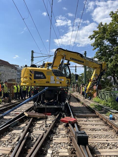 Die Wiener Linien teilten auf MeinBezirk-Anfrage mit, dass zwischen den Stationen Josefstädter Straße und Thaliastraße ein Gleisbettsauger, also ein Schienenfahrzeug, welches das Gleisbett vom Schotter befreit, entgleiste.  | Foto: Wiener Linien