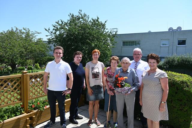 v.li.n.re.: Stefan Janka (Enkerl), Eva Janka (Tochter), Andrea Seif-Hameder (Pfarre), Martha &amp; Walter Brenner, Rudolf Simlinger (NÖ Senioren), Bgm. Ludmilla Etzenberger

  | Foto: Stadtgemeinde Gföhl
