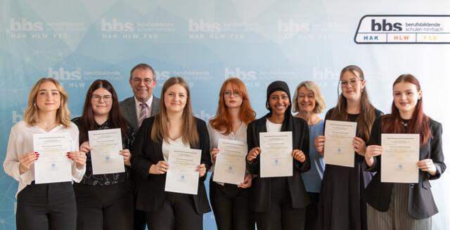 Direktor Roland Berlinger und Klassenvorständin Elisabeth Wolkerstorfer überreichten die Zeugnisse der Berufsreifeprüfung. | Foto: BBS Rohrbach