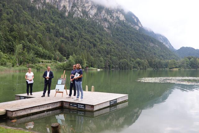 Beim Reintalersee in Kramsach erklärten Landeshauptmann Stellvertreter Josef Geisler sowie die beiden Mitarbeiter der Abteilung Wasserwirtschaft des Landes, Johannes Oehm und Andreas Murrer, wie man gegen die Ausbreitung invasiver Arten vorgehen kann.  | Foto: Nimpf