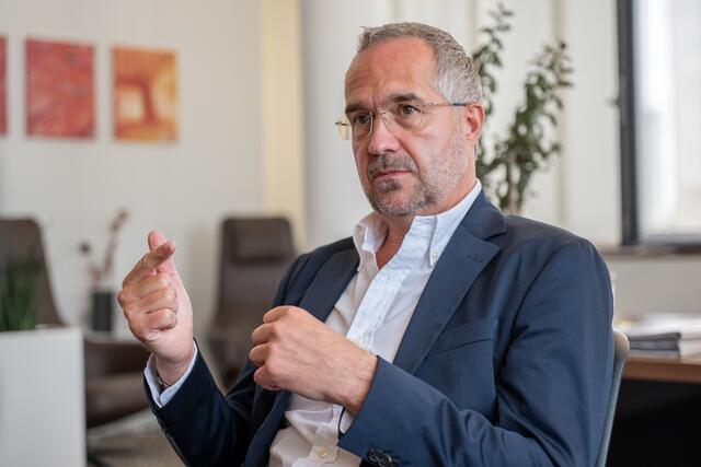 Vivatis-Vorstandsvorsitzender Gerald Hackl: Preise für Lebensmittel werden insgesamt nicht mehr sinken. Milchprodukte könnten billiger werden, einzelne Erzeugnisse aber auch teurer, weil die Kostensteigerungen bisher nicht weitergegeben wurden. | Foto: MeinBezirk Oberösterreich/Siegl