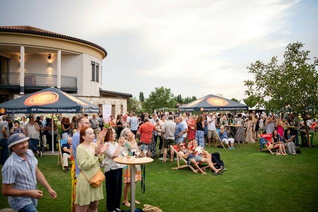 Zahlreiche Gäste genossen das Benefizkonzert im Weingut Salzl Seewinkelhof in Illmitz. | Foto: Maximilian Köllner