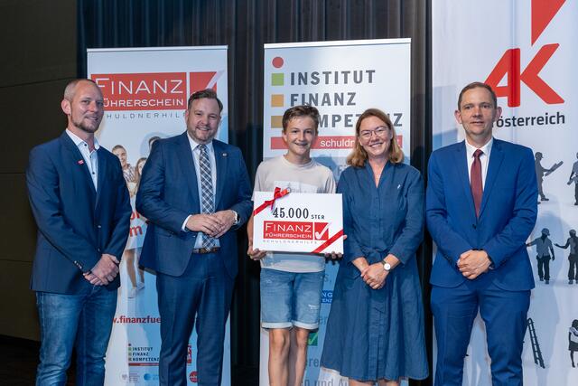 45.000er Finanzführerschein für Daniel Rachbauer. Mit am Bild: Johannes Kletzl (Schuldnerhilfe), Bundesrat Franz Ebner, Ulrike Weiß (Arbeiterkammer OÖ) und Julian Schreibmüller (Bildungsdirektion OÖ). | Foto: Land OÖ/Andreas Krenn