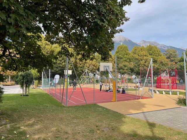 Der Rapoldipark mit dem Basketballplatz und dem Fußballkäfig sind Thema in der ORF-Sendung am Schauplatz am 18.6. | Foto: MeinBezirk