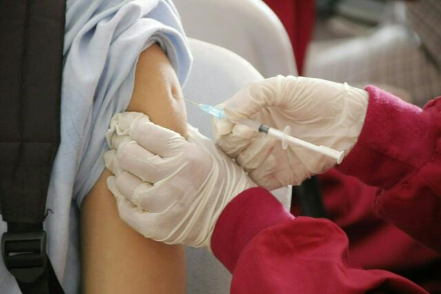 Die HPV-Impfung ist jetzt für alle bis 30 Jahren kostenlos und kann Krebserkrankungen vorbeugen, die von „Humanen Pappilomviren“ ausgelöst werden. | Foto: Ed Us/Unsplash