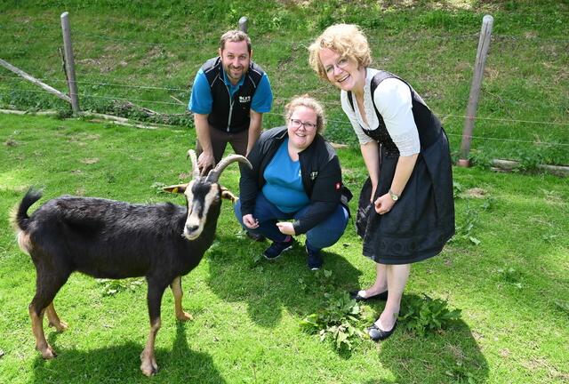 (v.l.n.r.) Fachlehrer Thomas Schrammel, Fachlehrerin Katrin Huber und Bildungs-Landesrätin Christiane Teschl-Hofmeister mit der Ziege Mona  | Foto: Jürgen Mück