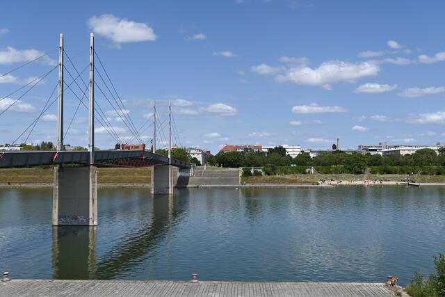 Kaisermühlenbrücke über die Neue Donau