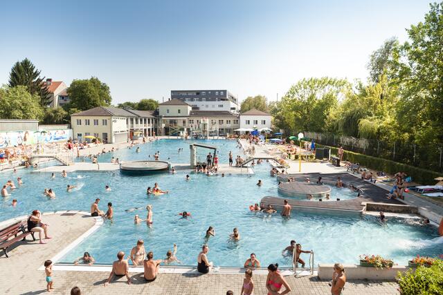 Direkt neben der Mur, in unmittelbarer Nähe zum Augarten befindet sich – wie sollte es anders sein – das allseits beliebte Augartenbad. | Foto: Kernasenko