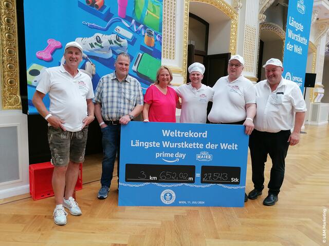 Die Familien Maier und Ostermann mit Bürgermeister Johann Zieher. | Foto: L&amp;M Marketing/Maximilian Lottmann