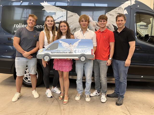 Die Dachsberg-Maturanten spendeten dem Verein "Rollende Engel" 2.000 Euro. | Foto: Leonhard Groß