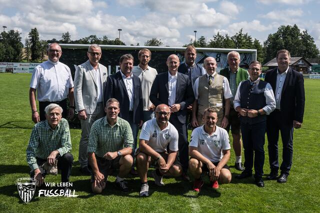 Hinten: Pfarrer Wolfgang Schnölzer, OÖFV Präsident Gerhard Götschhofer, Lorenz Kronberger, Gabriel Doblinger, Bürgermeister  Thomas Priewasser, Rudolf Bögl, Landtagspräsident Max Hiegelsberger, HSV Obmann Josef Miesenberger, Nationalrat August Wöginger, Nationalrat Manfred Hofinger 
vorne: HSV Präsident Wilhelm Stein, Volker Wöllinger, Werner Sickinger, Alexander Leeb