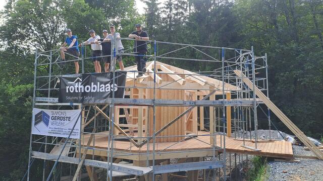 Ende Juni wurde in Leogang fleißig montiert – das Spielhaus auf Stelzen ist barrierefrei zugänglich – die Schüler des Holztechnikums Kuchl unterstützen dieses Sozialprojekt. | Foto: Holztechnikum Kuchl