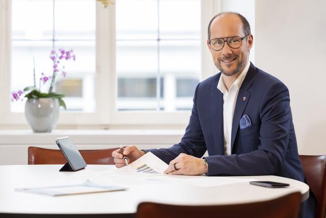 LR Gerber: „Dass wir das Exportvolumen im Jahr 2023 im Vergleich zum Vorjahr halten konnten, zeigt, dass Tirol ein wichtiges Exportland ist und bleibt und die qualitativ hochwertigen Produkte der Tiroler Betriebe in den unterschiedlichsten Bereichen nach wie vor weltweit gefragt sind.“ | Foto: © Land Tirol/Die Fotografen