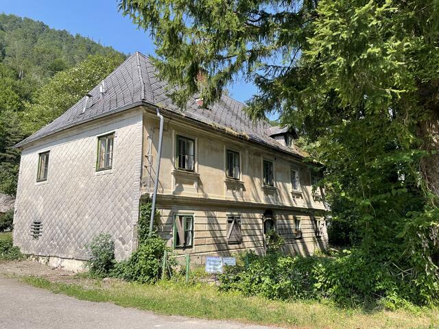 Am Standort der alten Gießerei in Kienberg-Gaming soll ein modernes Spa-Hotel errichtet werden. | Foto: Roland Mayr