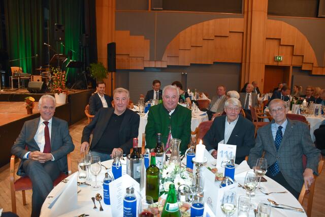 Treffpunkt bei einem der Neujahrsempfänge in Leibnitz über Parteigrenzen hinweg: Helmut Leitenberger (Bürgermeister bis Sommer 2022) mit Altbürgermeister Franz Vollmann, LH a.D. Hermann Schützenhöfer, Altbürgermeister Hans Stoisser (verstorben im Dezember 2022) und Altbürgermeister Wilfried Filek-Wittinghausen | Foto: Waltraud Fischer
