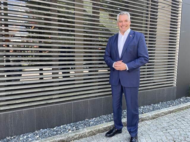 Bundeskanzler Karl Nehammer auf seiner Bundesland-Tour durch Niederösterreich: In Feuersbrunn spricht er über Verkehr, Leistung und die Koalition. | Foto: meinbezirk.at