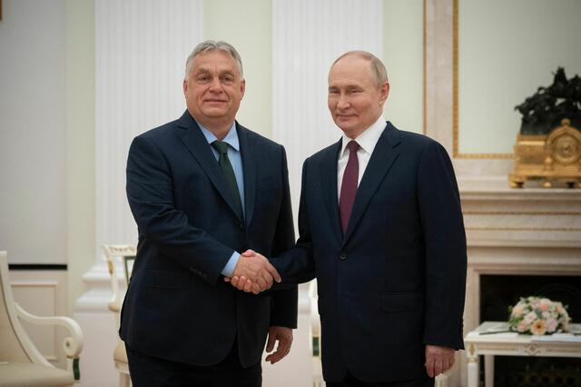 Nachdem der ungarische Premier Viktor Orbán mit seinen Reisen nach Russland und China für Unruhe in der Europäischen Union gesorgt hatte, kündigte Kommissionspräsidentin Ursula von der Leyen am Montag an, die ungarische Ratspräsidentschaft zu boykottieren. Eine einheitliche Reaktion der türkis-grünen Regierung gibt es zu dieser Maßnahme nicht. | Foto: VIVIEN CHER BENKO / AFP / picturedesk.com