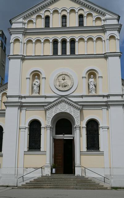 Pfarrkirche Kaisermühlen (Herz-Jesu-Kirche) , wurde 1895 eingeweiht, errichtet im Stil einer  italienischen Renaissancebasilika