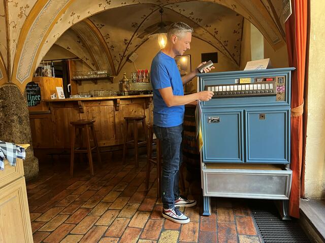 Der Kunstautomat bietet kleine Kunstwerke in upgecycelten Zigarettenschachteln zum Verkauf an. | Foto: Stadtmarketing Hall in Tirol