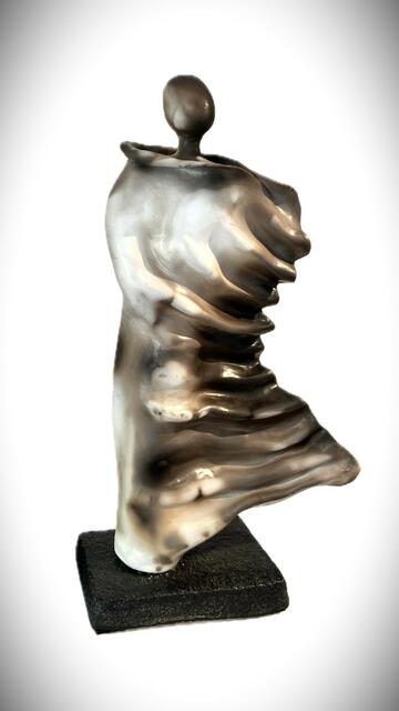 Titel des Objektes: Tänzerin
Technik: weißer Ton poliert
Höhe: 35 cm
Entstehungsjahr: 2022 | Foto: Margit Eder