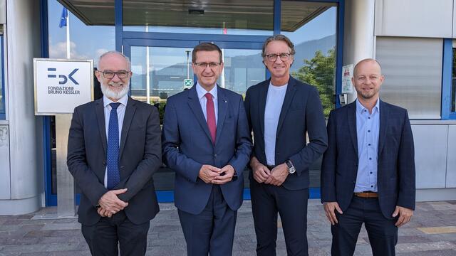 Luigi Crema vom Forschungszentrum Fondazione Bruno-Kessler (FBK) in Trient mit Landesrat Markus Achleitner, Energie AG-Generaldirektor Leonhard Schitter und Energieinstitut-Geschäftsfüherer Robert Tichler (v. l.). | Foto: MeinBezirk Oberösterreich