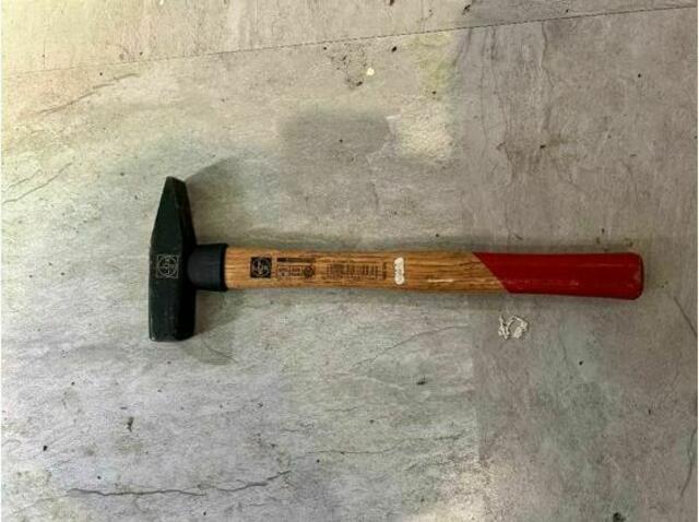 Ein 29-Jähriger soll drei Personen auf der Straße mit einem Hammer attackiert und beraubt haben. | Foto: LPD Wien