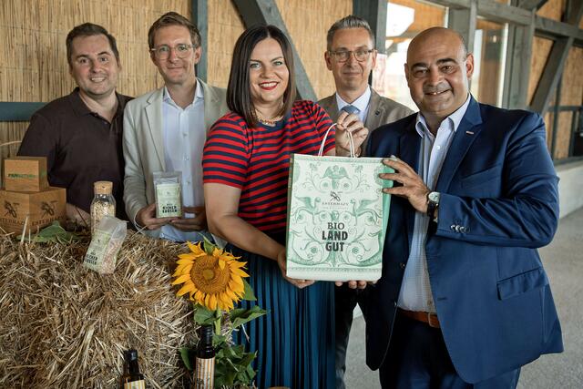 Landeshauptmann-Stellvertreterin Astrid Eisenkopf (Mitte) mit (v.l.) Martin Pinczker von Bioprodukte Pinczker, Markus Fritz, Prokurist von PANNATURA, Kommunikationsleiter Mario Winkler (Österreichische Hagelversicherung), und Obmann Hannes Mosonyi (Landesgremium Agrarhandel). | Foto: Landesmedienservice