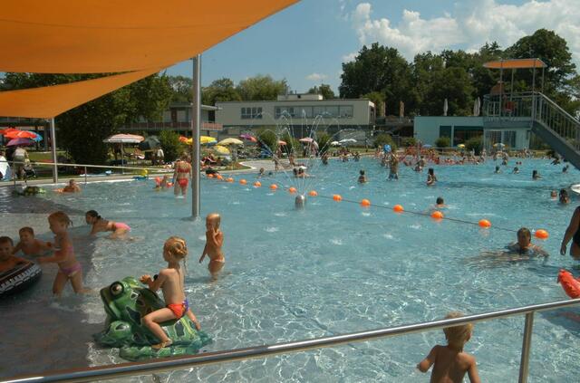 Neben dem vielfälltigen Badeangebot machen auch die großzügigen Grünflächen, Tischtennis, Minigolf, Billard und ein eigener Beachvolleyballplatz das „Lepi“ zu einer beliebten Freizeitanlage für viele Salzburgerinnen und Salzburger. | Foto: Johannes Killer