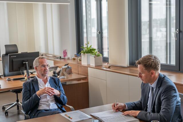 Vivatis-Vorstandsvorsitzender Gerald Hackl im Gespräch mit MeinBezirk Oberösterreich-Chefredakteur Thomas Winkler:  "Ich habe gerade wieder einen Nachhaltigkeitsbericht eines Unternehmens mit 236 Seiten auf den Tisch bekommen. Das schaut sich doch niemand an, und davon werden Tausende produziert und dann weggeschmissen. Was ist daran sinnvoll?" | Foto: MeinBezirk Oberösterreich/Siegl