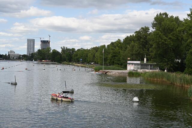 Rechts das Strandbad Gänsehäufel