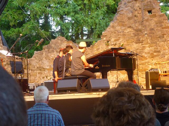 Mit der Burgarena Reinsberg wurde die Ruine im Kulturdorf erfolgreich belebt. | Foto: Heidemarie Rottermanner