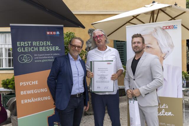 Lebens- und Sozialberater Andreas Pirker aus Graz (m.) erhielt eine Auszeichnung der WKO. | Foto: Vitalakademie