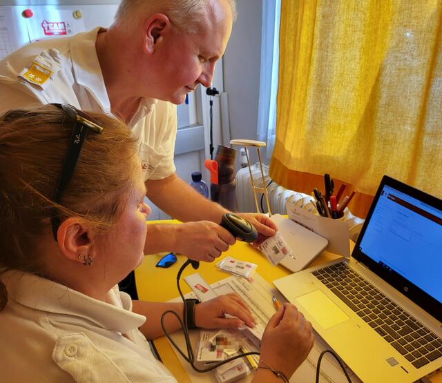 Elke Winischhofer und Heinz Preisz scannen die neuen Bezugskarten. | Foto: Rotes Kreuz Purkersdorf-Gablitz