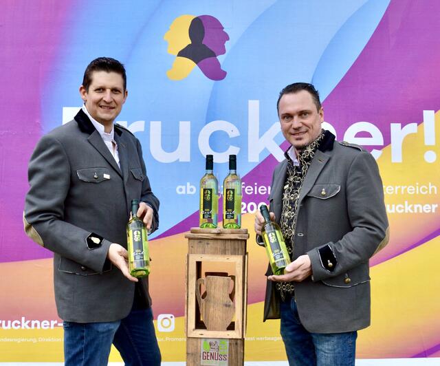Johannes Templ und Johannes Schedlberger kreierten anlässlich des 200-jährigen Jubiläums von Anton Bruckner einen halbtrockenen Apfel-Birnen-Most. | Foto: Johannes Schedlberger 