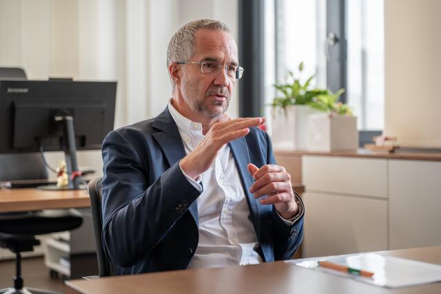 Vivatis-Vorstandsvorsitzender Gerald Hackl: "Es wird in Österreich mehr ausgegeben für Alkohol, Tabak, Zeitschriften und Lotterie als für Lebensmittel." | Foto: MeinBezirk Oberösterreich/Siegl