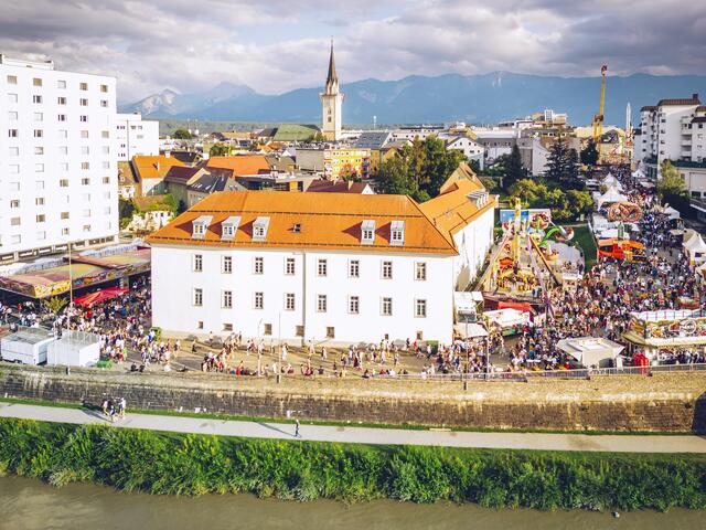 Am Burgplatz in Villach wird das Zelt heuer erstmalig zu finden sein. | Foto: Marta Gillner