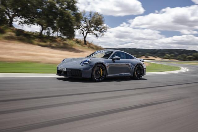 Der neue Porsche 911 wurde gründlich überarbeitet und hat einen haargenau zum Elfer passenden, einzigartigen Performance-Hybrid erhalten. | Foto: Porsche
