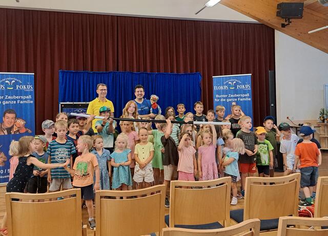 Bankstellenleiter Johann Knoll und Zauberkünstler „Flokus-Pokus“ mit den teilnehmenden Kids beim „Sommer-Spaß“ der Raiba in Echsenbach.
 | Foto: Marktgemeinde Echsenbach