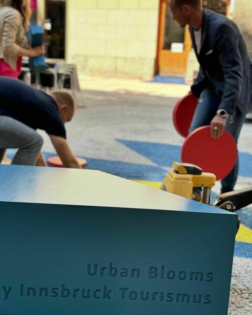 Gemeinsames Arbeiten an den "städtischen Blüten". | Foto: Innsbruck Tourismus / Randall Media Factory / Eduardo Espinosa