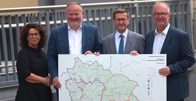 Von links: Christa Kreindl (Geschäftsführerin Inkoba Region Freistadt), Bürgermeister Günter Lorenz (Obmann Inkoba Region Freistadt), Wirtschafts- und Raumordnungs-Landesrat Markus Achleitner und Bezirksstellenobmann Christian Naderer, Wirtschaftskammer Freistadt. | Foto: Land OÖ/Daniel Kauder