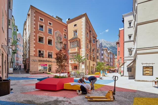 Mini-Wiese, Riesen-Schach und -Tic-Tac-Toe in der Kiebachgasse. | Foto: Innsbruck Tourismus / Randall Media Factory / Eduardo Espinosa