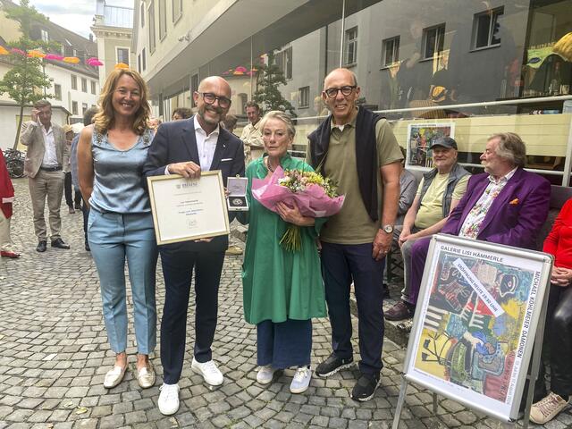 Lisi Hämmerle mit Bürgermeister Michael Ritsch (links), Stadtrat Michael Rauth und Kulturservice-Leiterin Judith Reichart (links) | Foto: Stadt Bregenz