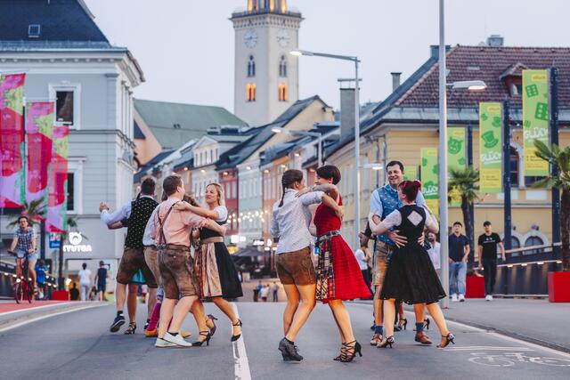 Heuer kann jeder in der Kirchtagswoche tanzen lernen. Der Tanzboden ist am Oberen Kirchenplatz zu finden. | Foto: Marta Gillner