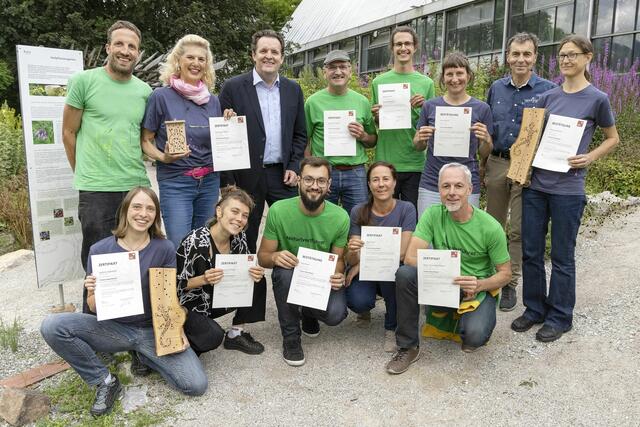 Die AbsolventInnen aus dem Bezirk Innsbruck-Land: hintere Reihe v.li.: Daniel Baumgartner (Natopia), Anneliese Hofer, LR René Zumtobel, Hermann Stern, Maximilian Frey, Laura Bruch, Wolfgang Bacher (Natopia) und Nicole Maurer Vordere Reihe v.li: Kathrin Albrecht, Clarissa Thenner, Paul Breit, Birgit Peer und Christoph Klocker | Foto: © Land Tirol/Die Fotografen